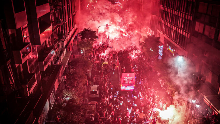 Η νύχτα μέρα στον Πειραιά, μεγάλη φιέστα για τον πρωταθλητή Ευρώπης Ολυμπιακό μπροστά στο Δημοτικό Θέατρο: Δείτε βίντεο και φωτογραφίες