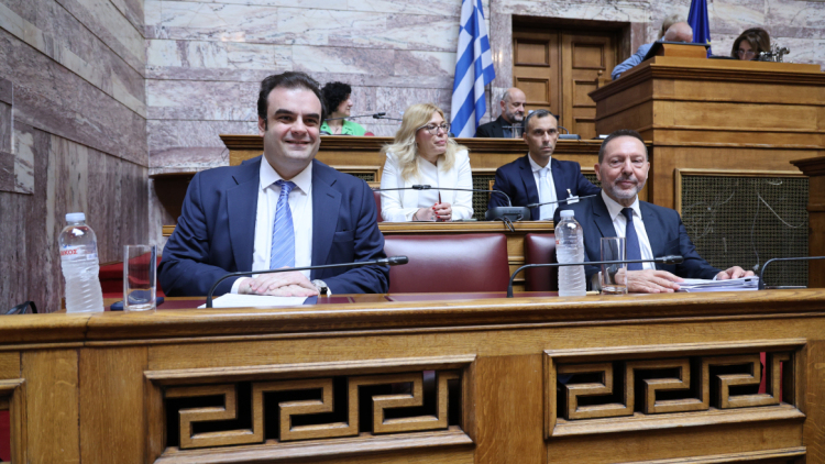 Βουλή: Ανανεώθηκε για τρίτη φορά η θητεία του Γιάννη Στουρνάρα στην Τράπεζα της Ελλάδος
