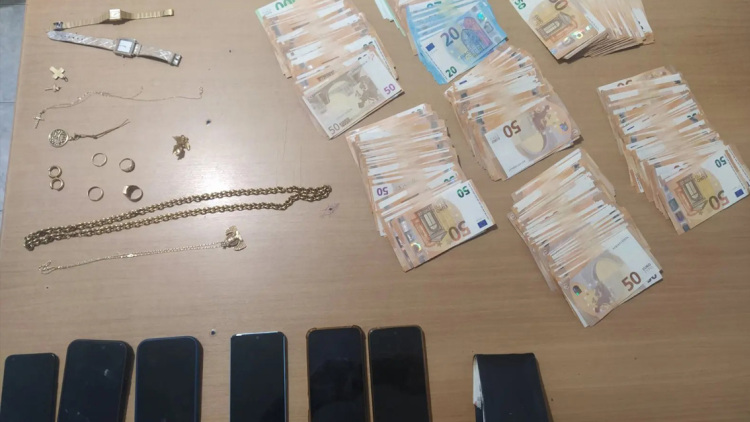 Εξιχνιάστηκε απάτη με «μαϊμού» εφοριακό στον Δομοκό, τέσσερις συλλήψεις και κατασχέσεις 37.000 ευρώ
