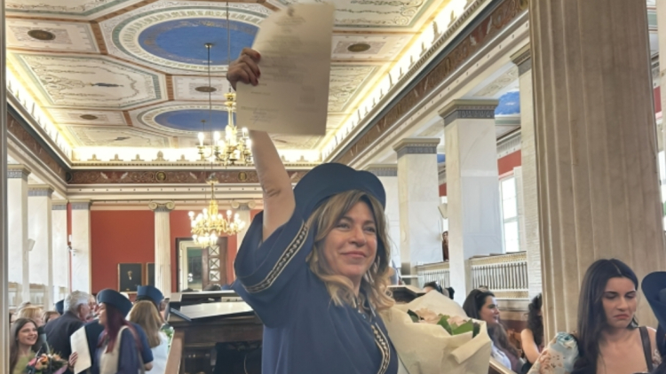Η Δήμητρα Παπαδοπούλου αποφοίτησε από την Αγγλική Φιλολογία: Μπαμπά πήρα πτυχίο, έγραψε
