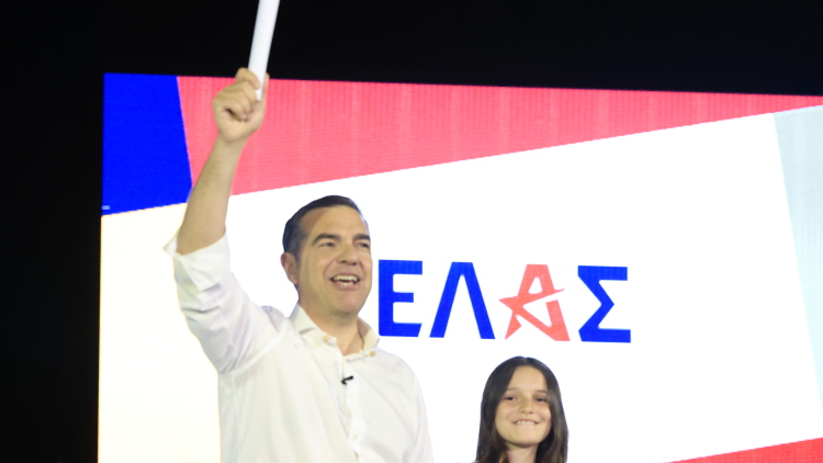 Η ΚΝΕ τρολάρει τον Τσίπρα: Για να μάθετε τις θέσεις του κόμματός του καλέστε το 100
