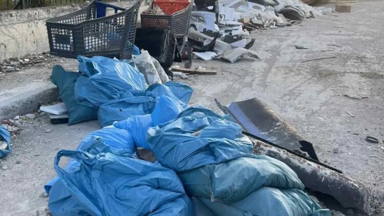 Συνελήφθησαν δύο άτομα επειδή πέταξαν σκουπίδια σε οικόπεδο στον Βοτανικό