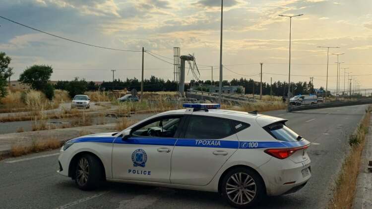 Λάρισα: Φορτηγό ξήλωσε γέφυρα σήμανσης και έπεσε σε μάντρα, ένας τραυματίας