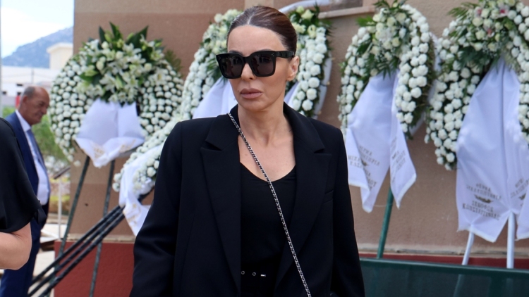 Η Κέλλυ Κελεκίδου αποχαιρέτισε τη Γωγώ Μαστροκώστα τραγουδώντας της «Καλέ μου άγγελε πού πας;», δείτε βίντεο