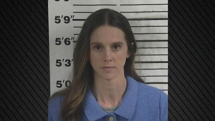 Προπονήτρια μπάσκετ στις ΗΠΑ κατηγορείται για ερωτικά SMS με μαθητή, ζητά απόρριψη 30 κατηγοριών