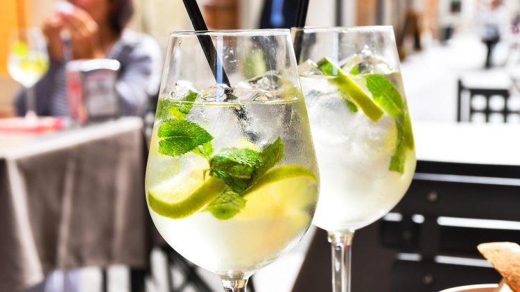 Η Αθήνα έγινε spritz city; Αυτά είναι τα aperitivo spots που γεμίζουν το κέντρο