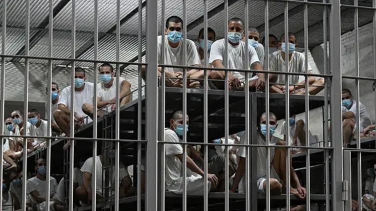 Η φυλακή που αποκαλείται «νεκροταφείο ζωντανών ανθρώπων»: Σπάνιες εικόνες από το διαβόητο CECOT του Ελ Σαλβαδόρ