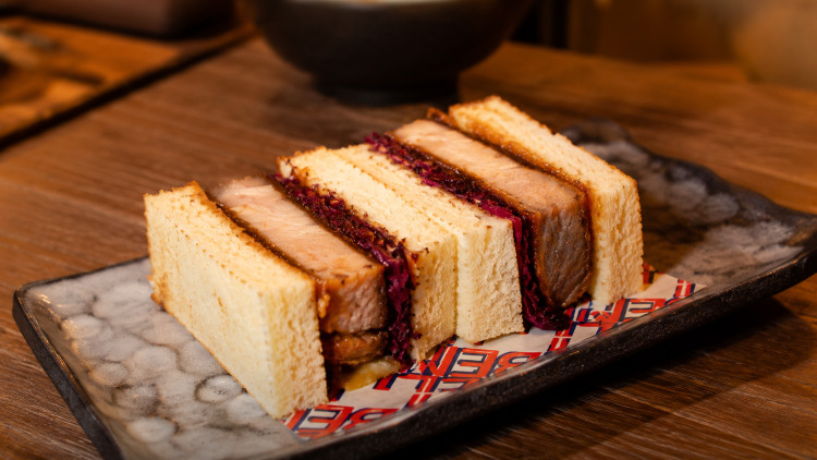 Το πιάτο της εβδομάδας: Pork Katsu Sando στα Ekiben σε Σύνταγμα και Γλυφάδα