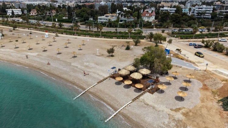 Παραλίες Αττικής: Έτοιμες για το πρώτο κύμα λουομένων με έμφαση σε καθαριότητα και ασφάλεια