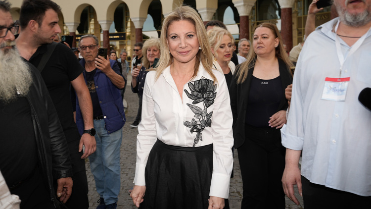 Η ανάρτηση του Βασίλη Ζούλια για το φόρεμα με το μαύρο τριαντάφυλλο της Μαρίας Καρυστιανού: «Το επέλεξε η Μάρθη»