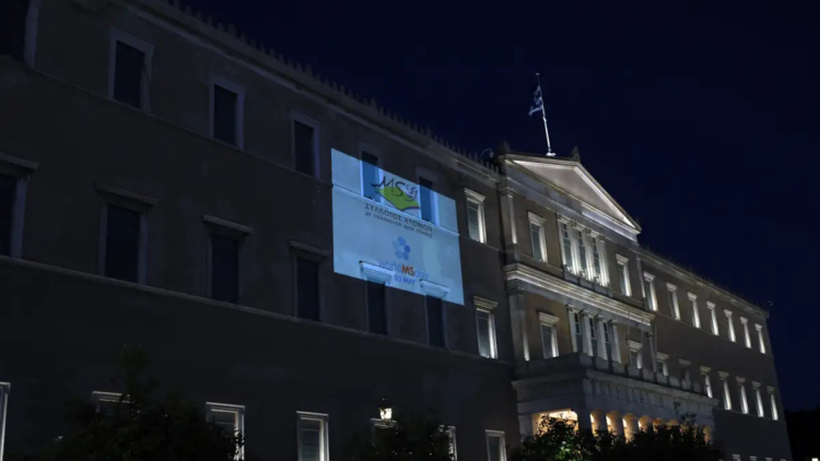 Η Βουλή φωταγωγήθηκε για την Παγκόσμια Ημέρα Σκλήρυνσης Κατά Πλάκας
