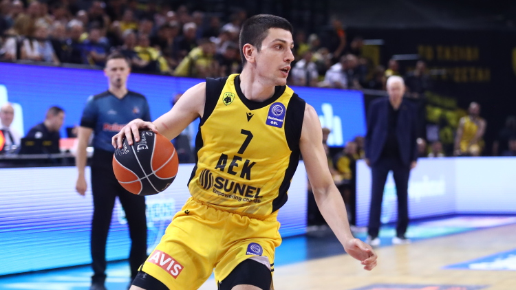 AEK - Oλυμπιακός: Καθολικό χειροκρότημα για Φλιώνη που παίζει μια ημέρα μετά το θάνατο του πατέρα του