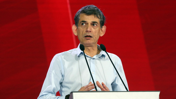 Ο Καρανίκας αποδομεί Τσίπρα και... συμπαράταξη: «Μπουρδολογία ακαδημαϊκού επιπέδου, ένα Άρλεκιν για ν' αγαπηθούμε»