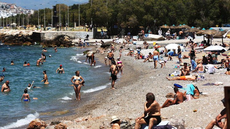 Γέμισαν κόσμο οι παραλίες της Αττικής: Χαλαρές στιγμές και βουτιές για όσους δεν έφυγαν εκδρομή το τριήμερο του Αγίου Πνεύματος