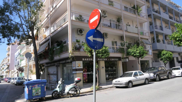 «Έχουμε πάθει σοκ, τρέμουμε, δεν είχαν καβγάδες», λέει γειτόνισσα της γυναίκας που δολοφονήθηκε από τον άντρα της στην Καλαμάτα