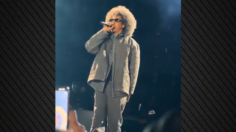 Ο Jay-Z επέκρινε τη Νίκι Μινάζ για τη στήριξή της στον Ντόναλντ Τραμπ σε συναυλία του, δείτε βίντεο