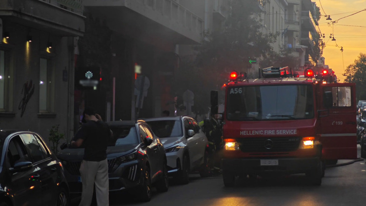Φωτιά τώρα σε υπόγειο αποθηκευτικό χώρο καταστήματος στη Σκουφά στο Κολωνάκι, δείτε βίντεο