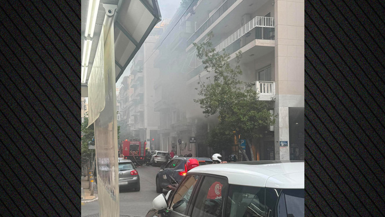 Φωτιά τώρα σε υπόγειο αποθηκευτικό χώρο καταστήματος στη Σκουφά στο Κολωνάκι