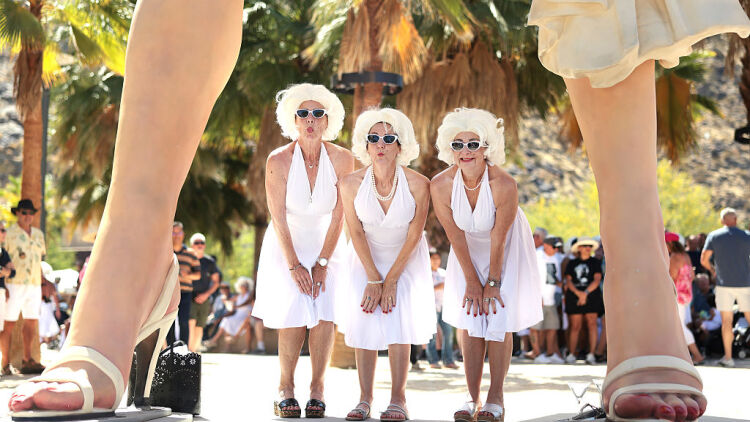 Πάνω από 1.000 σωσίες της Marilyn Monroe έσπασαν παγκόσμιο ρεκόρ για τα 100 χρόνια από τη γέννησή της