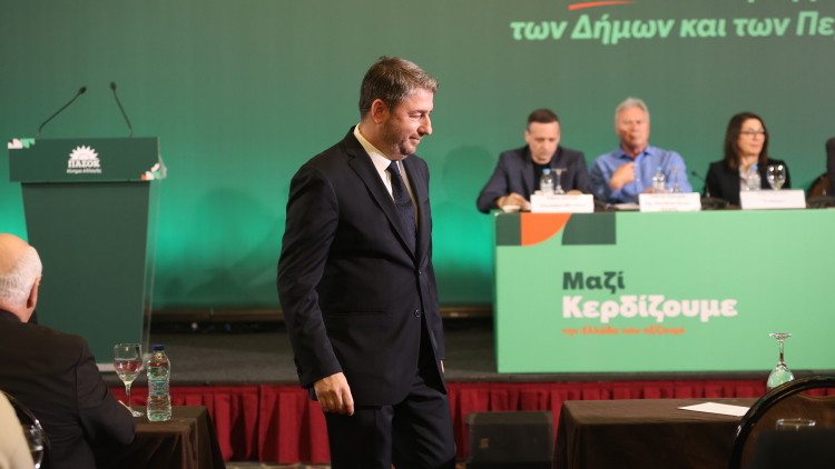 Υπό πίεση το ΠΑΣΟΚ μετά τη δημοσκοπική βουτιά και τις δηλώσεις Δούκα, η σφήνα της Διαμαντοπούλου και η αναζήτηση «σανίδας σωτηρίας»
