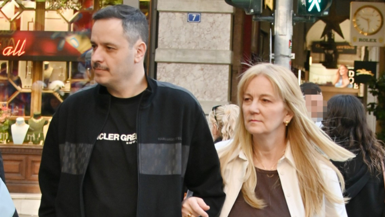 Αλέξανδρος Τσουβέλας: Η βόλτα με τη γλύπτρια σύντροφό του Ευαγγελία Καρύδη, δείτε φωτογραφίες