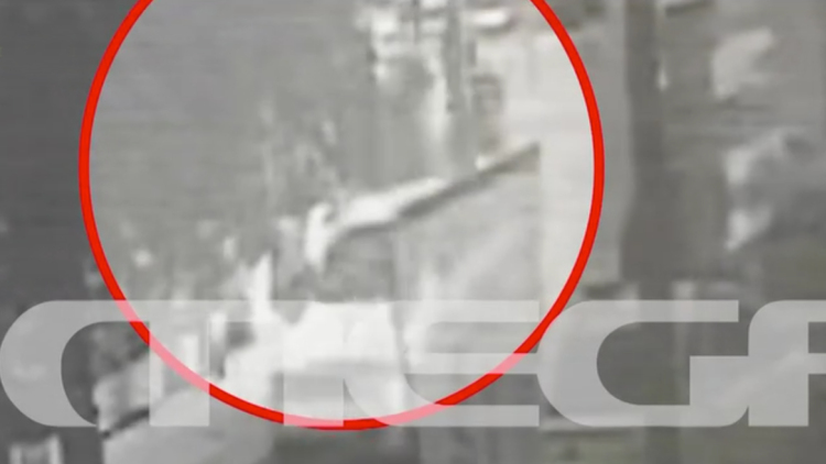 Καρέ καρέ ο άγριος ξυλοδαρμός οδηγού λεωφορείου από μοτοσικλετιστή στο Ίλιον: «Κατέβηκα και άρχισε να μου ρίχνει μπουνιές» λέει το θύμα 
