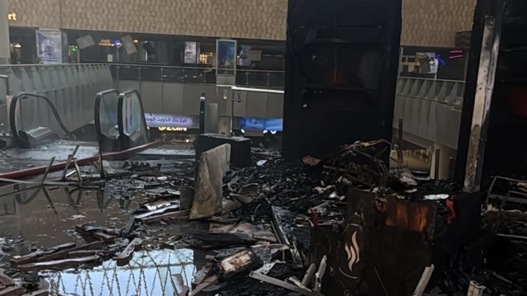 Ένας νεκρός, πολλοί τραυματίες και ζημιές σε διπλωματικές αποστολές από την ιρανική επίθεση στο αεροδρόμιο του Κουβέιτ
