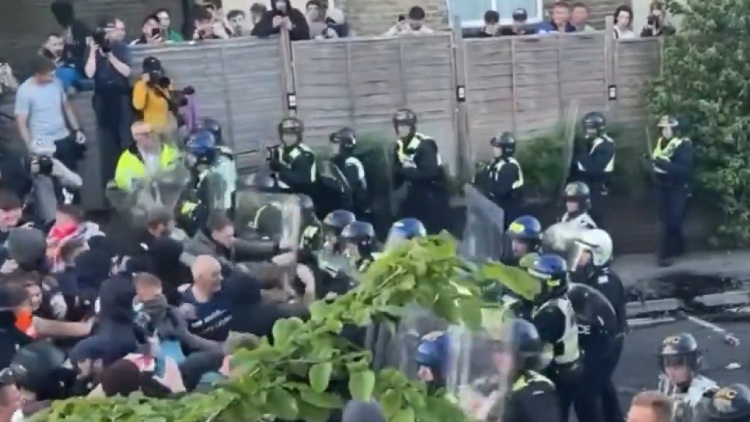 Έξαρση βίας στο Σαουθάμπτον για τον 18χρονο Νόβακ: Έντεκα αστυνομικοί τραυματίστηκαν, δύο διαδηλωτές συνελήφθησαν