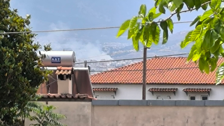 Φωτιά τώρα κοντά στο Άλσος Βεΐκου στο Γαλάτσι, επιχειρούν 8 οχήματα της Πυροσβεστικής 