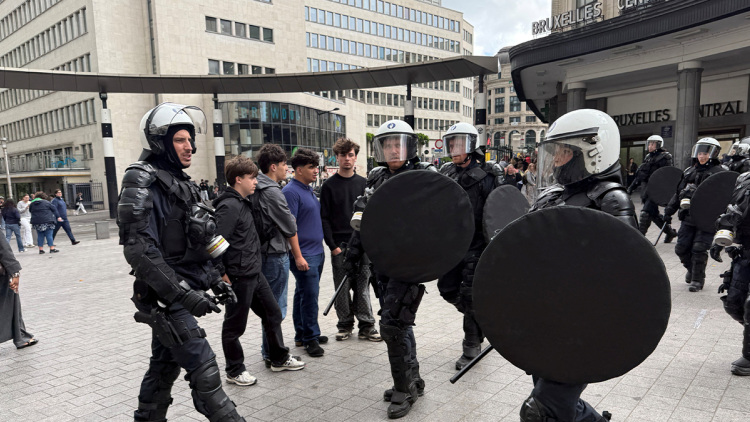 Επεισόδια σε διαδήλωση στις Βρυξέλλες, χιλιάδες άτομα διαμαρτύρονται κατά των νέων μέτρων στην εκπαίδευση, δείτε βίντεο