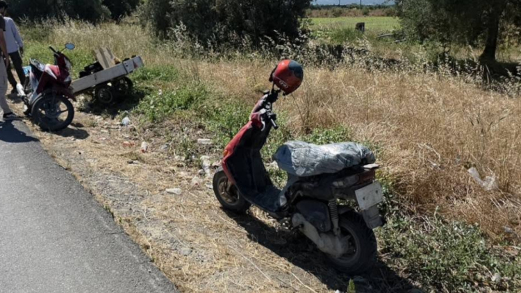 Απίστευτο τροχαίο στη Μεσαρά: Μηχανή έπεσε πάνω σε σταματημένο μηχανάκι που έσερνε καρότσα
