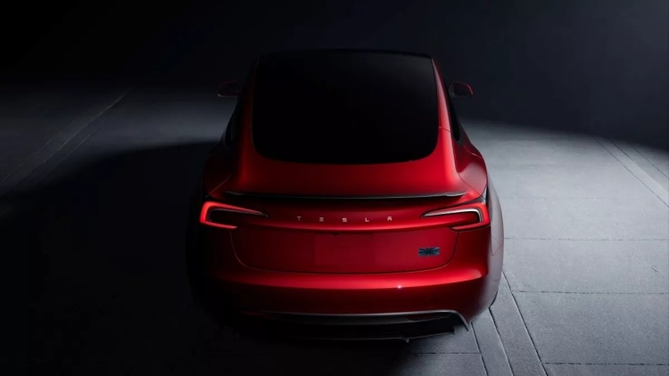H Tesla σκέφτεται και Model 3 Plaid