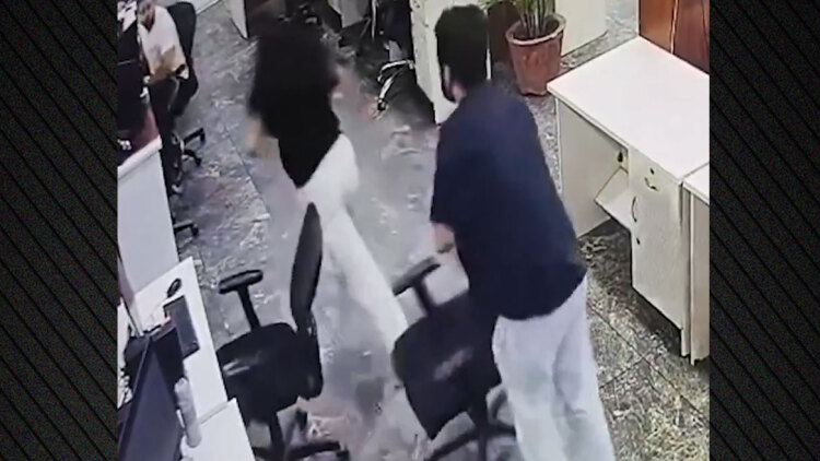 Φρίκη στην Ινδία: Άνδρας μπούκαρε στο γραφείο και μαχαίρωσε μέχρι θανάτου τη συνάδελφο και πρώην σύντροφό του, σκληρό βίντεο