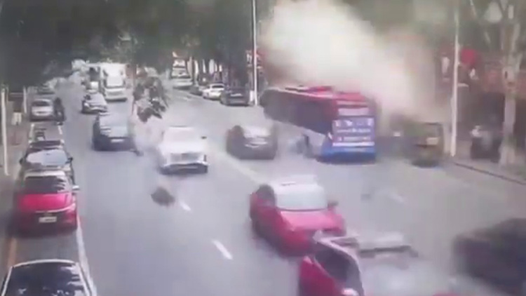 Τουλάχιστον δύο νεκροί και 13 τραυματίες μετά από ισχυρή έκρηξη σε κατάστημα στην Κίνα, δείτε βίντεο