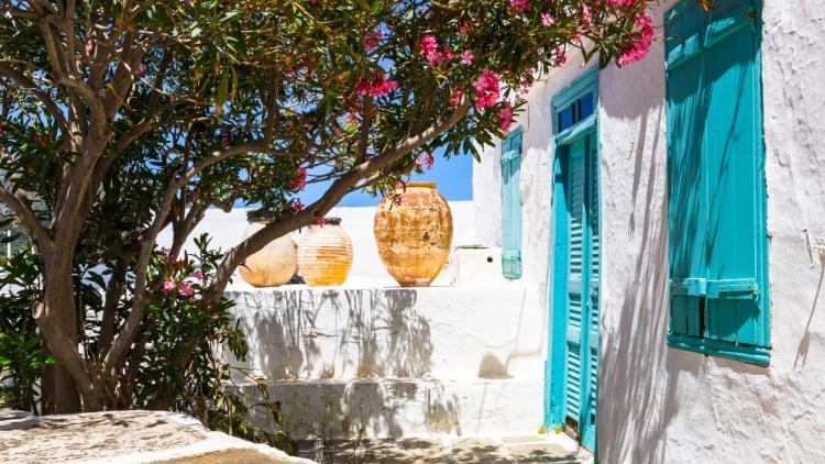 «To κόσμημα των Κυκλάδων που τα έχει όλα»: Διεθνές αφιέρωμα αποθεώνει ελληνικό νησί με τα τιρκουάζ νερά
