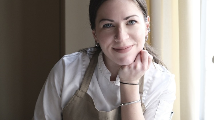 Βασιλική Γιαμούρα: H pastry chef που μαθαίνει κανόνες για να τους σπάει