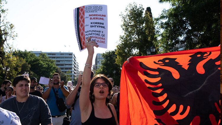 Συγκέντρωση Αλβανών στο Σύνταγμα για το θέρετρο του γαμπρού του Τραμπ με μήνυμα «όχι στο ξεπούλημα της γης μας», δείτε βίντεο και φωτογραφίες