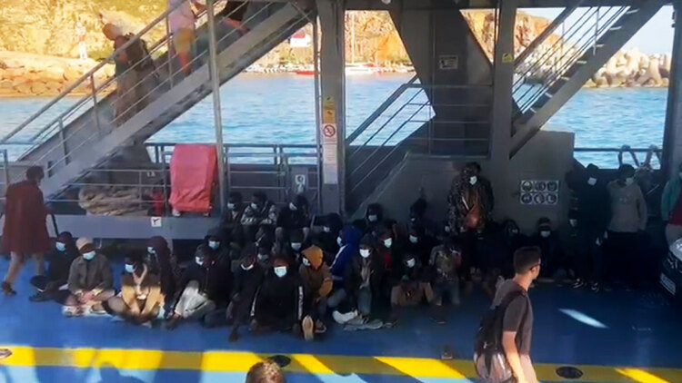 Βίντεο: Παράνομοι μετανάστες σε γκαράζ επιβατηγού πλοίου από τη Γαύδο προς τα Σφακιά, συνεχείς οι ροές στην Κρήτη