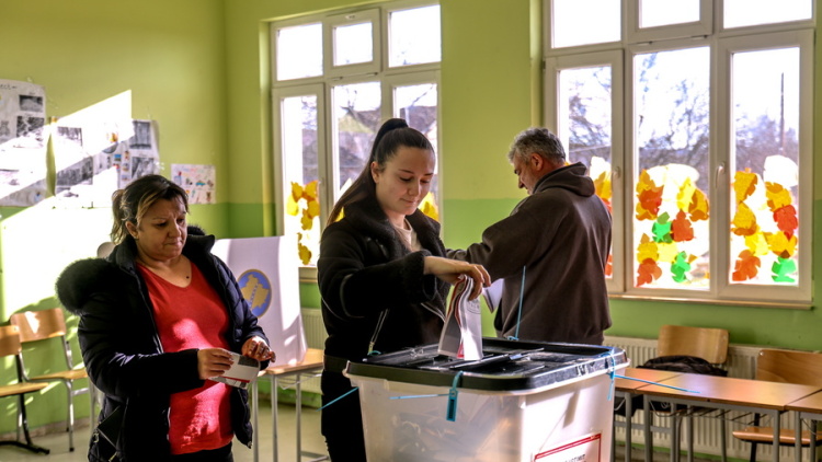 Ομαλά διεξάγονται οι βουλευτικές εκλογές στο Κόσοβο - Αναζητείται διέξοδο στην πολιτική κρίση