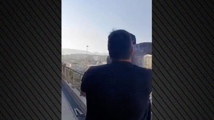 Συγκλονιστικό βίντεο: Αστυνομικοί σώζουν άνδρα που ετοιμαζόταν να πηδήξει από 6ο όροφο κτιρίου στον Πειραιά,