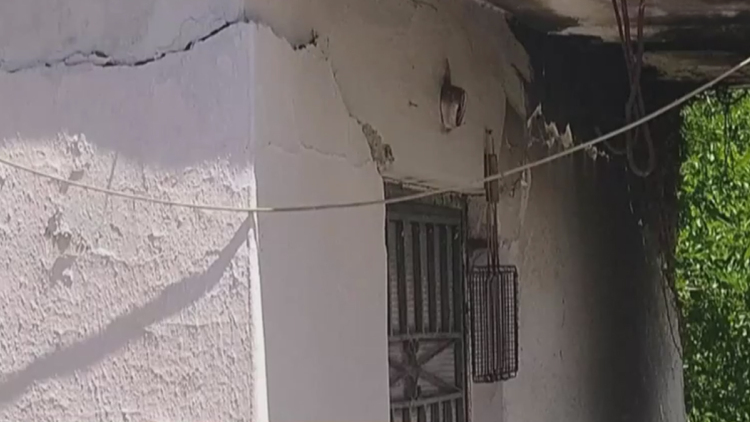 Ζημιές σε σπίτια, μαγαζιά και εκκλησία και κατολισθήσεις στην Εύβοια μετά τους ισχυρούς σεισμούς, οι πρώτες εικόνες
