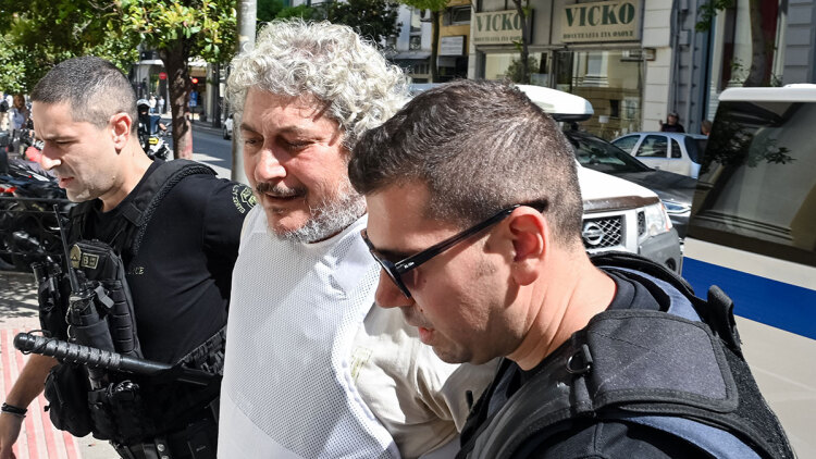 «Ψάχνουμε τον Αντώνη με τα τατουάζ στο Αίγιο»: Το σήμα της Interpol για τον Δαλαμάγκα στην ΕΛΑΣ και η καταγγελία για ενδοοικογενειακή βία από τη μητέρα του