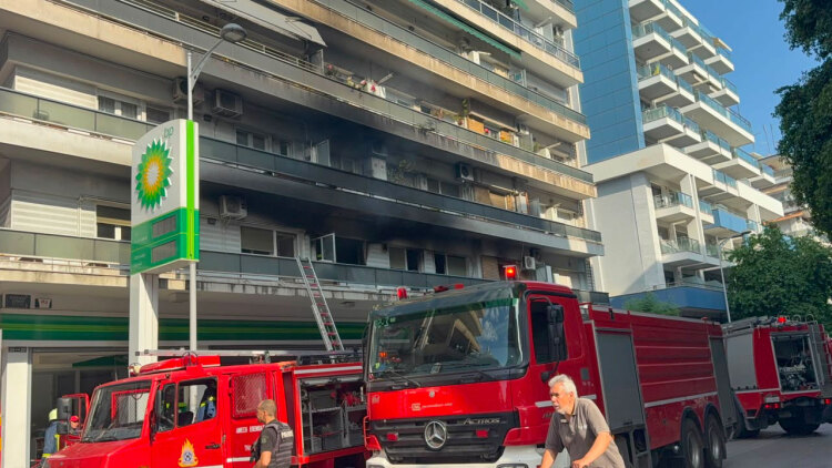 Φωτιά σε διαμέρισμα στη Θεσσαλονίκη, απεγκλωβίστηκαν δύο άτομα
