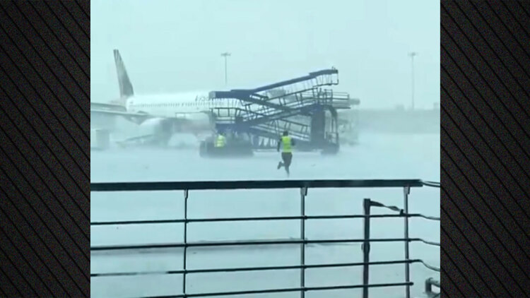 Ζημιές σε τρία αεροπλάνα της Air India στο αεροδρόμιο του Δελχί, εξοπλισμοί εδάφους έπεσαν πάνω τους μετά από ισχυρούς ανέμους, δείτε βίντεο
