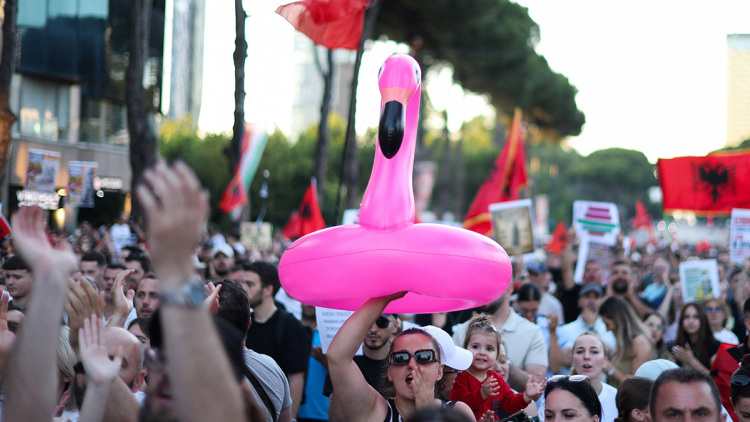 Νέες διαδηλώσεις της «επανάστασης των φλαμίνγκο» στην Αλβανία κατά της επένδυσης Κούσνερ, επιμένει ο Ράμα ότι το σχέδιο προχωρά
