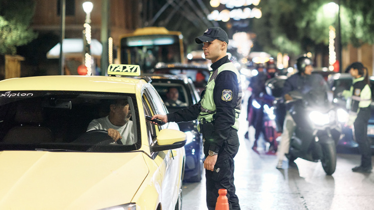 Τα αλκοτέστ έκοψαν 12% τα ποτά στους ξενύχτηδες, έπεσε 10% η κατανάλωση ουίσκι και πίνουν μπίρες χωρίς αλκοόλ