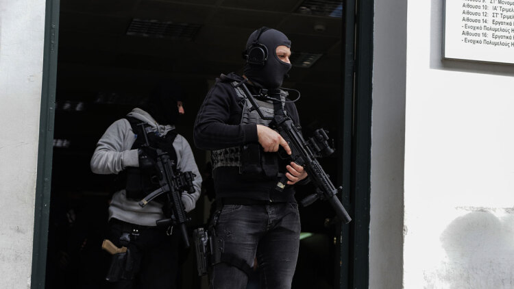 Προφυλακίστηκε κι άλλο μέλος της οικογένειας Βιλανάκη: Χλεύαζε το ελληνικό FBI στα social media με εικόνες AI