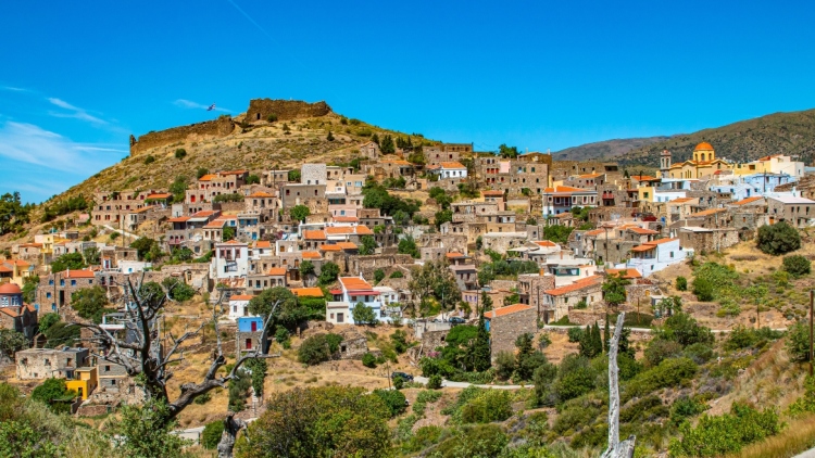 Το αδιέξοδο μιας Γερμανίδας δημοσιογράφου με την ταφή της τέφρας του συζύγου της στη Χίο που θεωρούσε δεύτερη πατρίδα του