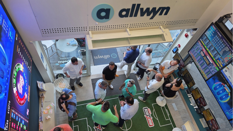 Σύνταγμα: Εγκαίνια για το νέο κατάστημα της Allwyn στον πιο πολυσύχναστο εμπορικό δρόμο της χώρας 