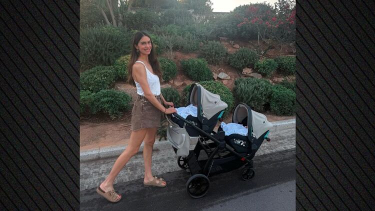 Η Άννα Πρέλεβιτς μπέρδεψε τις δίδυμες κόρες της: Χρειάστηκε να ψάξω τις φωτογραφίες που είχα στείλει στη γιαγιά τους για να θυμηθώ ποια φορούσε τι